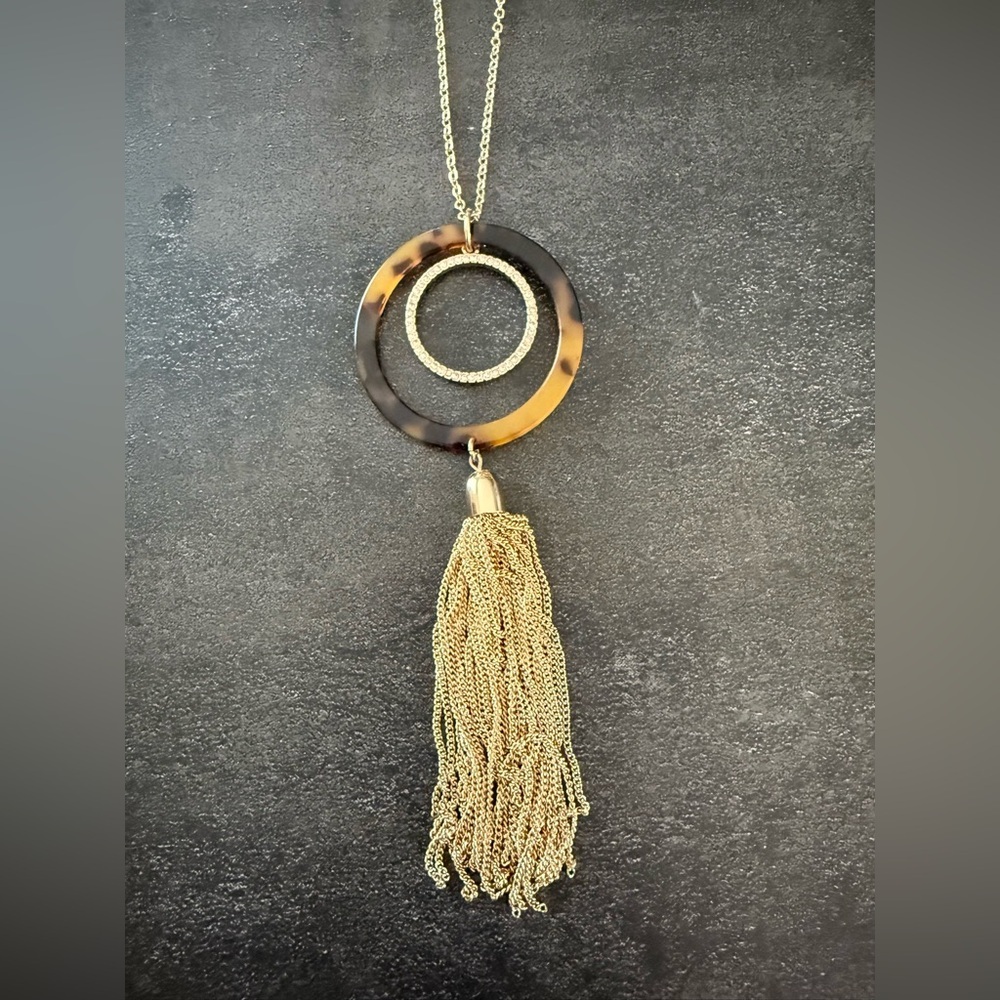 Chic Gold and Brown Tortoiseshell Pendant Necklace